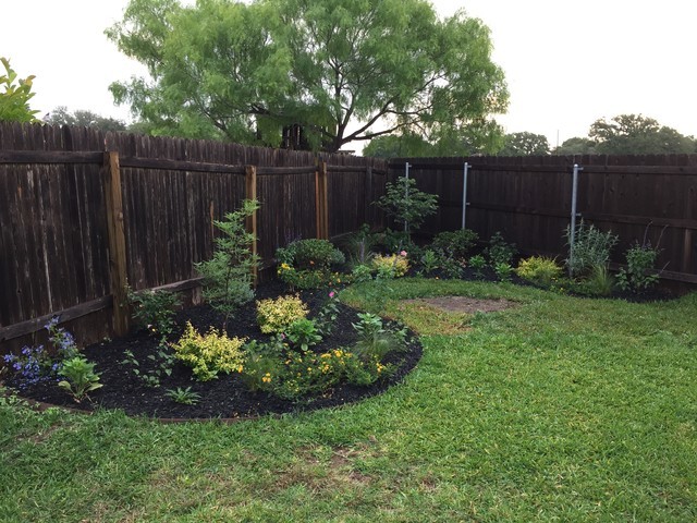 Kleiner Rustikaler Garten im Sommer, hinter dem Haus mit Feuerstelle und direkter Sonneneinstrahlung in Austin