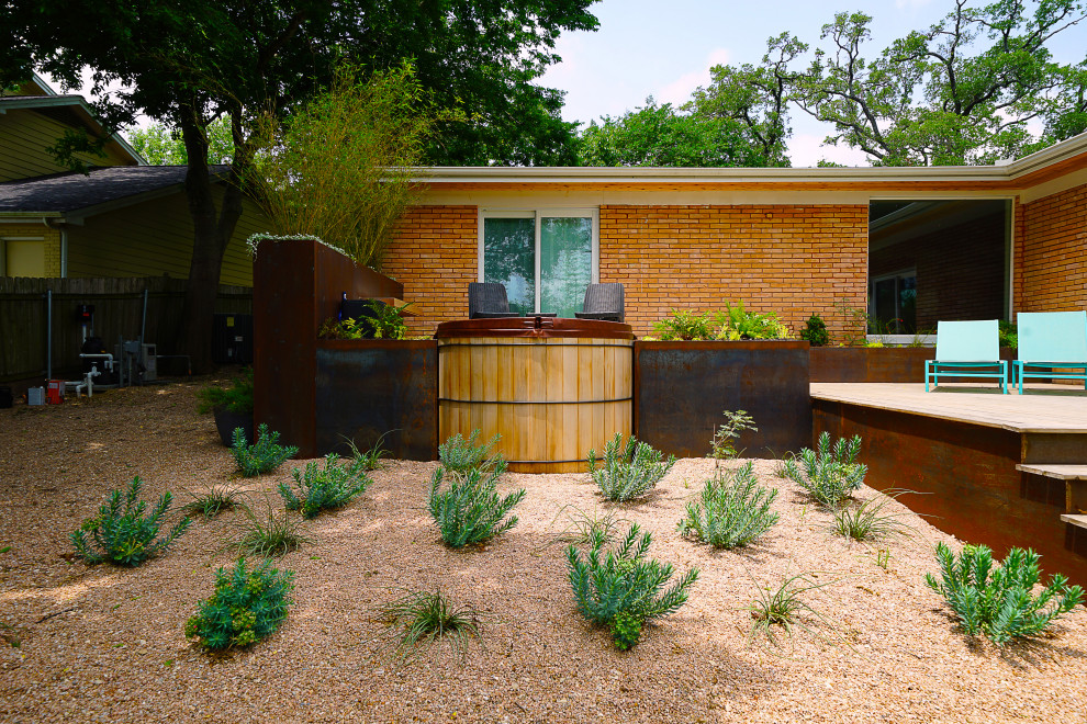 Idées déco pour un petit jardin à la française arrière rétro avec des solutions pour vis-à-vis, une exposition partiellement ombragée et une terrasse en bois.