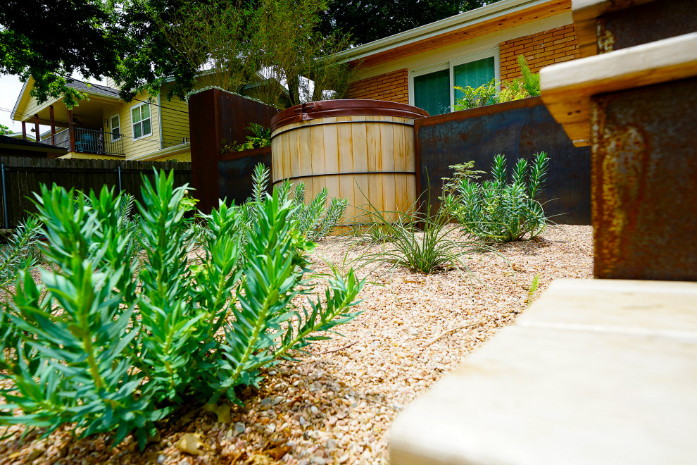 Ispirazione per un piccolo giardino minimalista esposto a mezz'ombra dietro casa con pedane