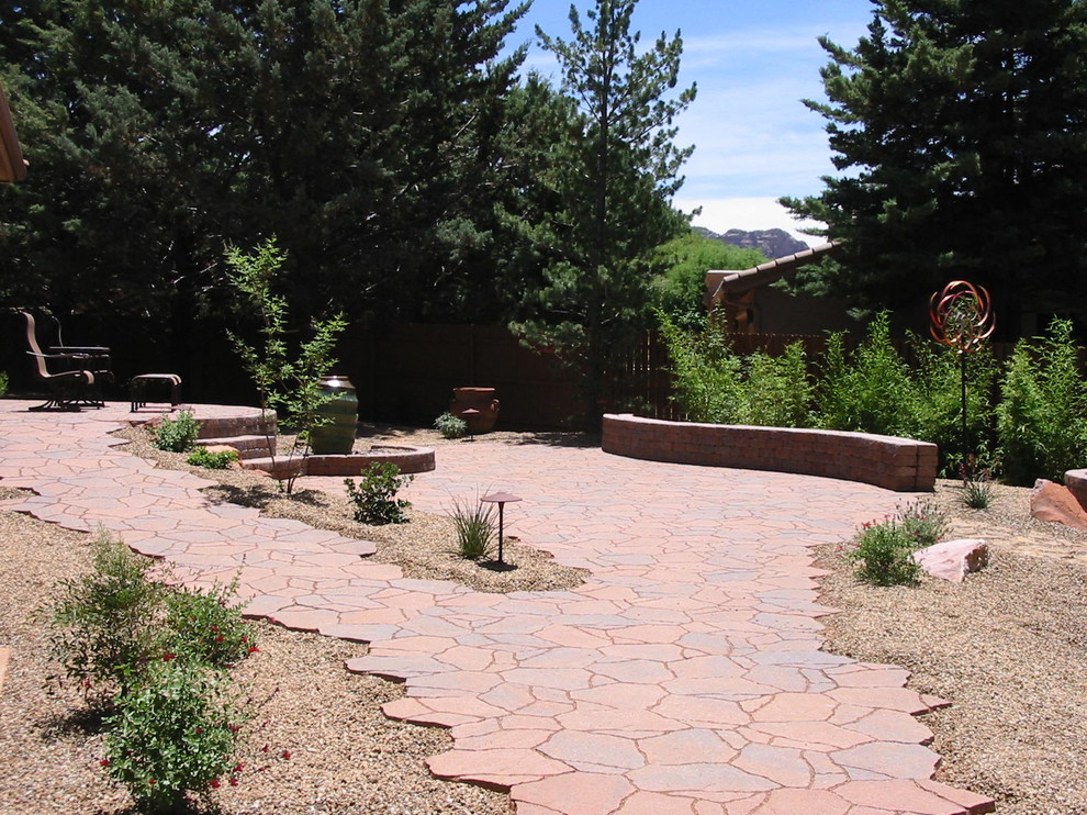 Exemple d'un jardin avant tendance avec un point d'eau et des pavés en béton.