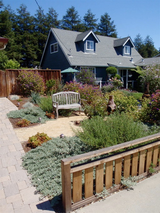 Immagine di un piccolo giardino xeriscape country esposto a mezz'ombra davanti casa con un ingresso o sentiero e ghiaia