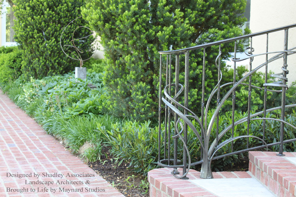 На фото: солнечный, весенний регулярный сад среднего размера на внутреннем дворе в средиземноморском стиле с садовой дорожкой или калиткой, хорошей освещенностью и мощением клинкерной брусчаткой