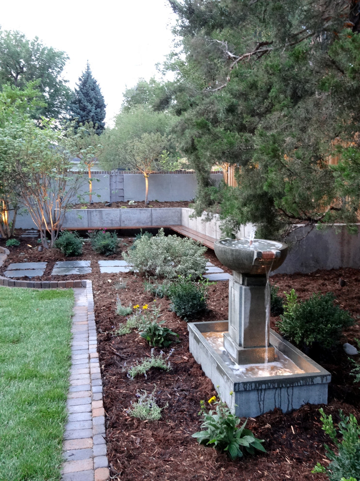 Idées déco pour un jardin arrière contemporain de taille moyenne et l'été avec un point d'eau et des pavés en pierre naturelle.