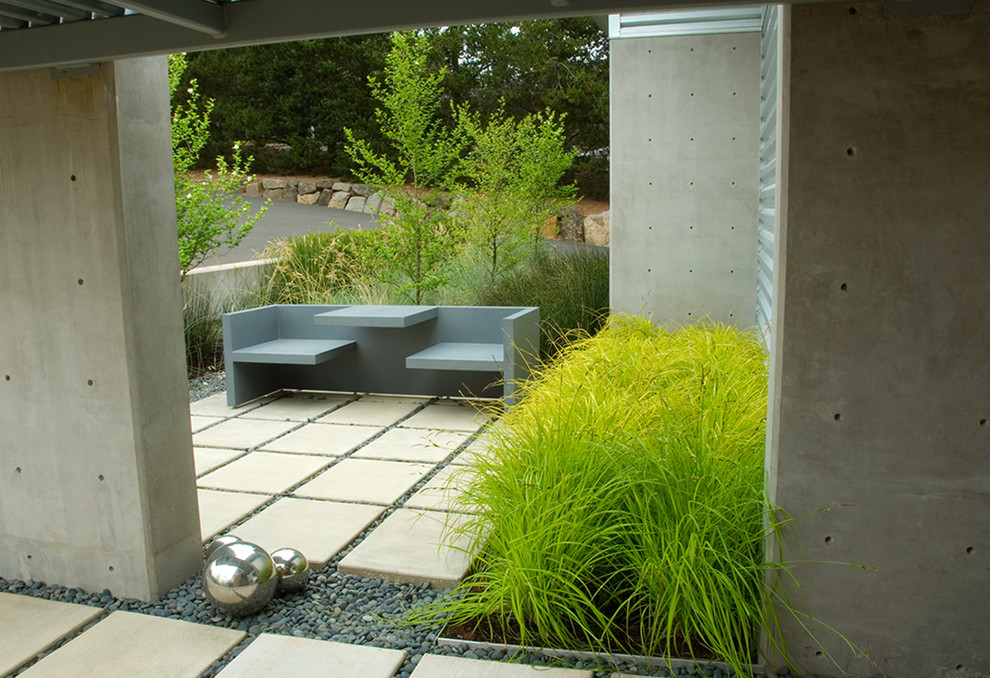 Стильный дизайн: участок и сад в современном стиле с мощением тротуарной плиткой - последний тренд