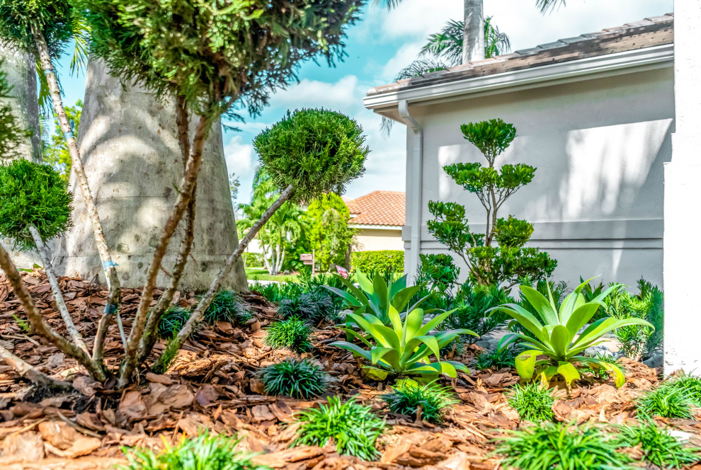 На фото: солнечный засухоустойчивый сад среднего размера на переднем дворе в современном стиле с дорожками, хорошей освещенностью и мощением клинкерной брусчаткой