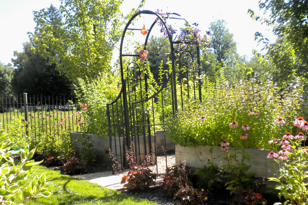 Design ideas for a mid-sized traditional full sun backyard gravel landscaping in Salt Lake City.