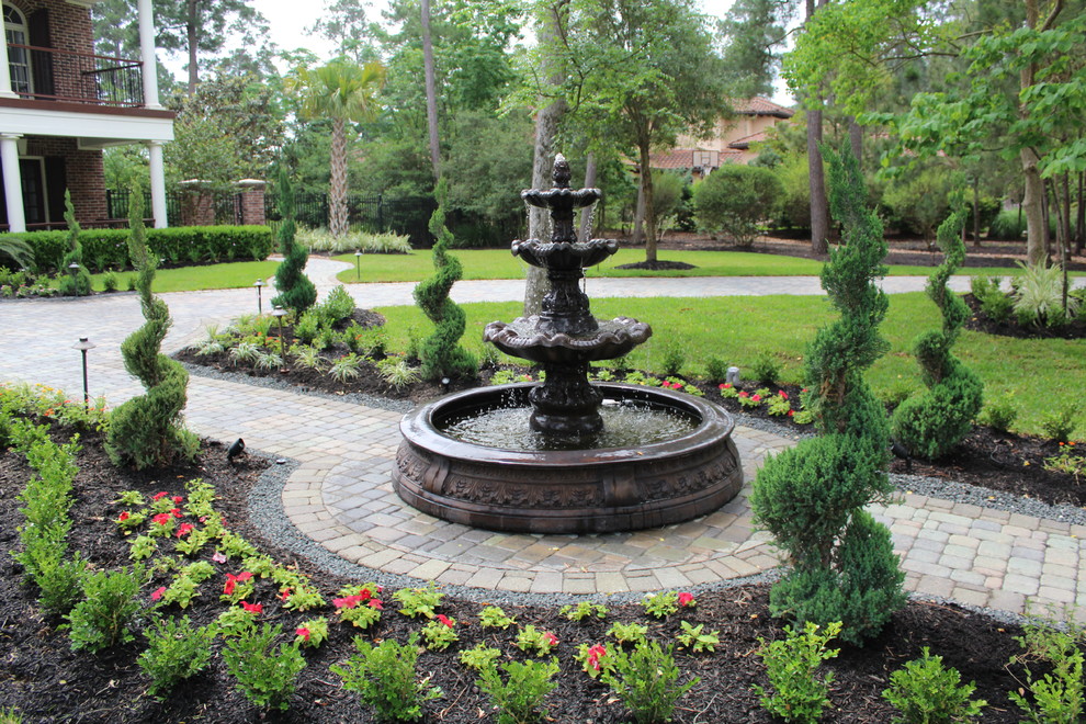Großer, Halbschattiger Klassischer Vorgarten mit Auffahrt, Wasserspiel und Betonboden in Houston