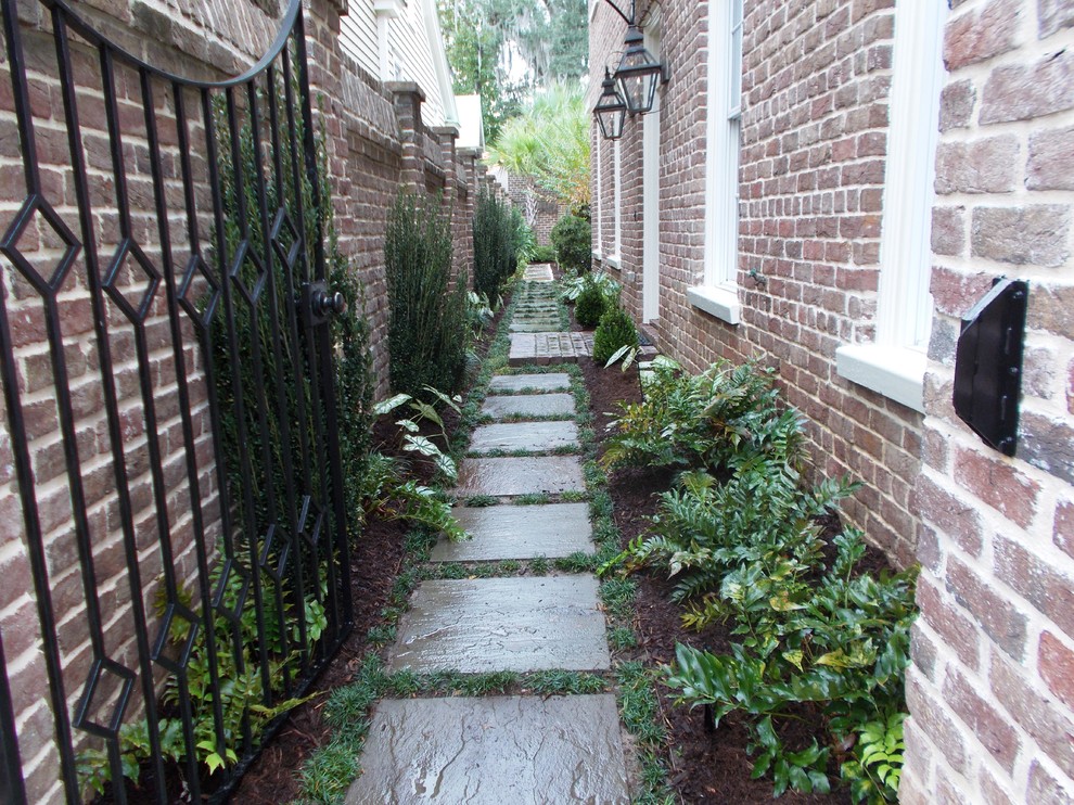 Moderner Garten mit Natursteinplatten in Charleston