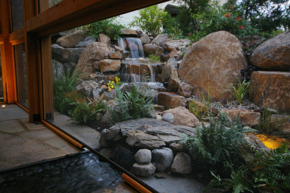 Cette image montre un jardin asiatique avec un point d'eau et une pente, une colline ou un talus.