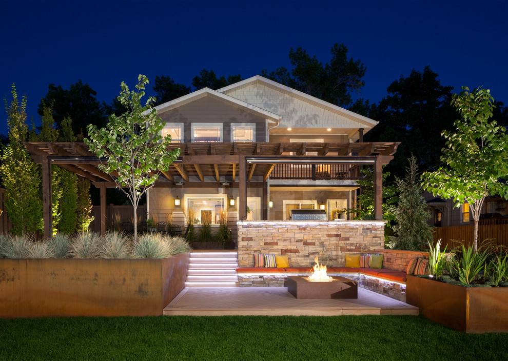 Aménagement d'un jardin arrière moderne avec une terrasse en bois.
