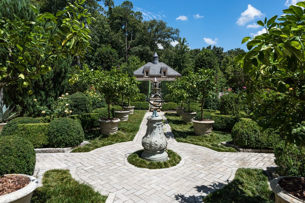 На фото: регулярный сад на заднем дворе в классическом стиле