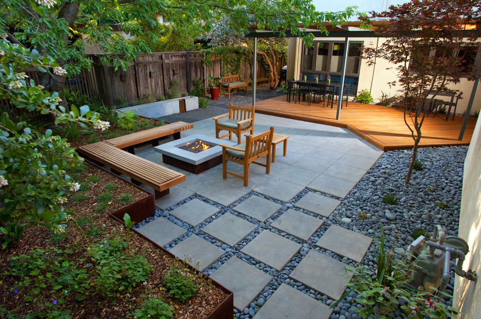 Cette photo montre une petite terrasse moderne avec une cour.