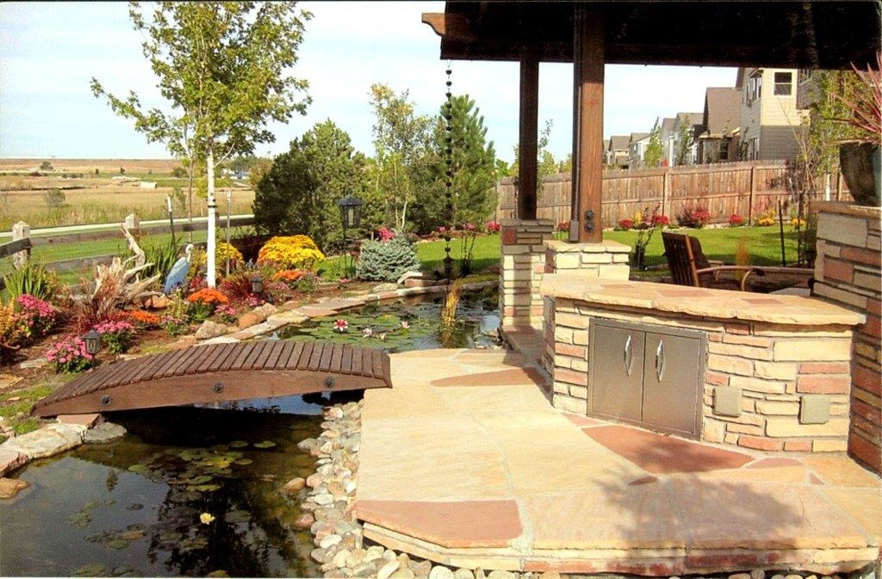 Esempio di un ampio giardino formale etnico esposto in pieno sole dietro casa in estate con fontane e pavimentazioni in pietra naturale
