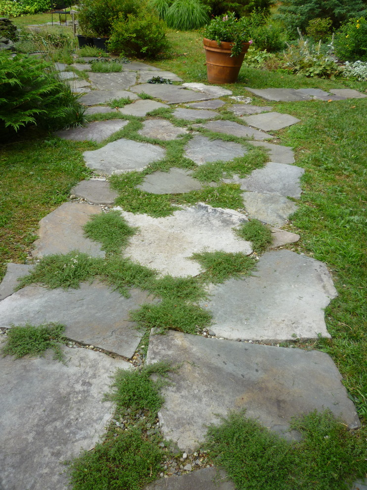 Geometrischer, Großer Uriger Gartenweg im Sommer, neben dem Haus mit direkter Sonneneinstrahlung und Natursteinplatten in New York