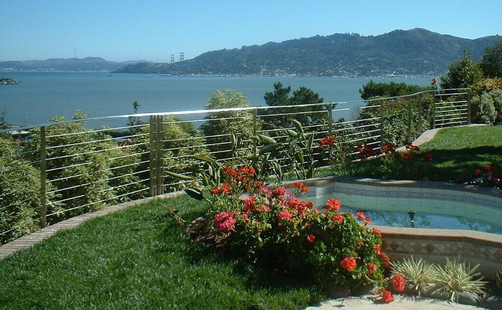 Geometrischer, Großer Moderner Garten mit direkter Sonneneinstrahlung und Pflastersteinen in San Francisco
