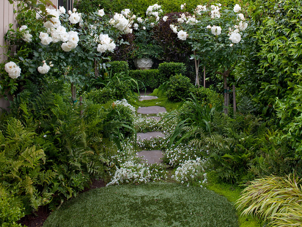 Foto di un giardino shabby-chic style nel cortile laterale con scale