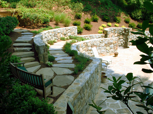 Idee per un grande giardino chic in ombra con un muro di contenimento, un pendio, una collina o una riva e pavimentazioni in pietra naturale