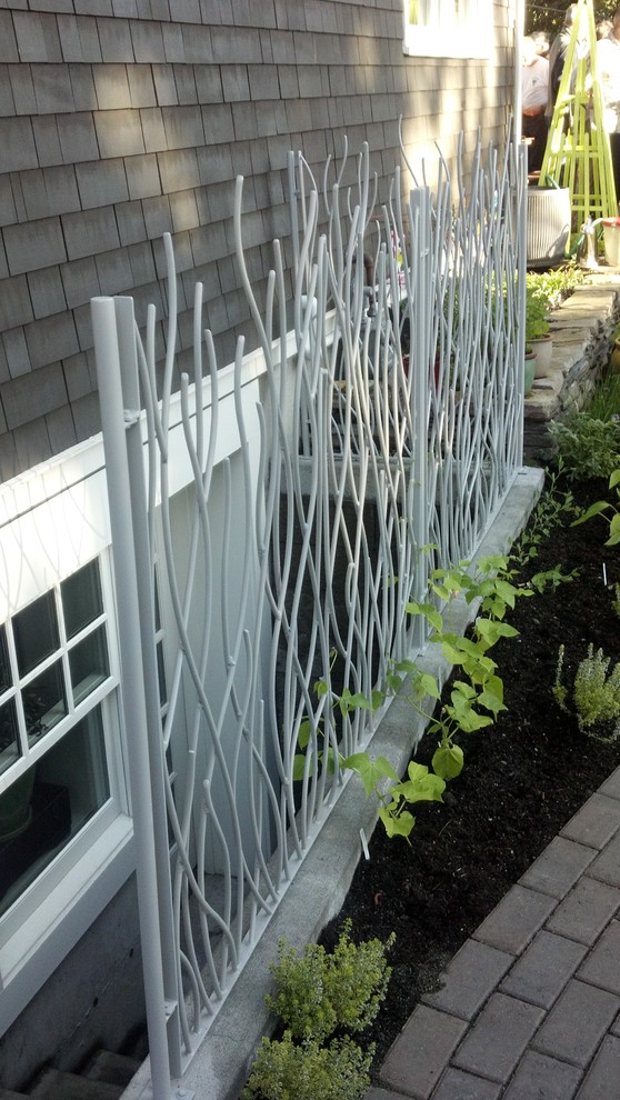 Idée de décoration pour un petit jardin vertical latéral bohème avec une exposition ensoleillée et des pavés en béton.