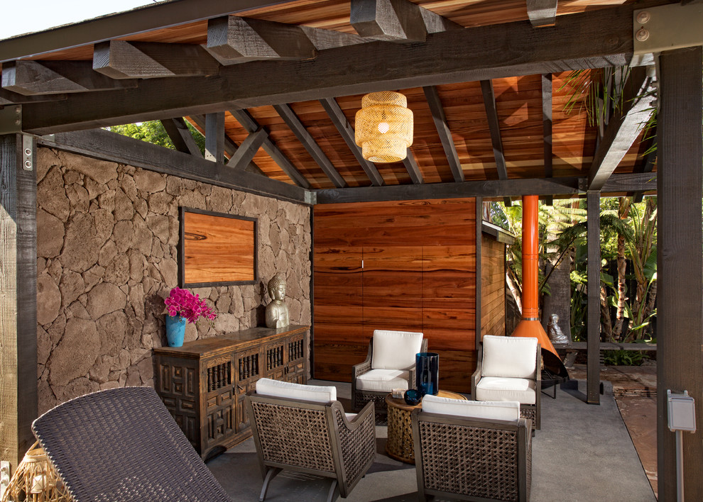 Geometrischer, Mittelgroßer, Halbschattiger Moderner Gartenkamin hinter dem Haus mit Natursteinplatten in San Diego