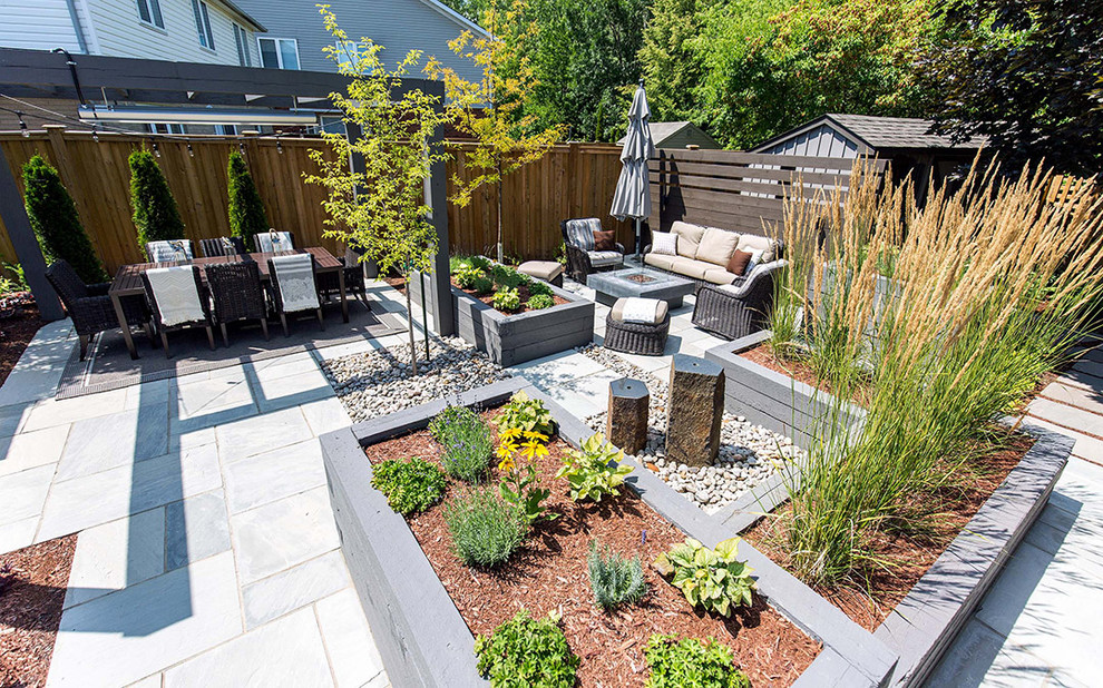 Стильный дизайн: солнечный, летний участок и сад среднего размера на заднем дворе в современном стиле с хорошей освещенностью - последний тренд