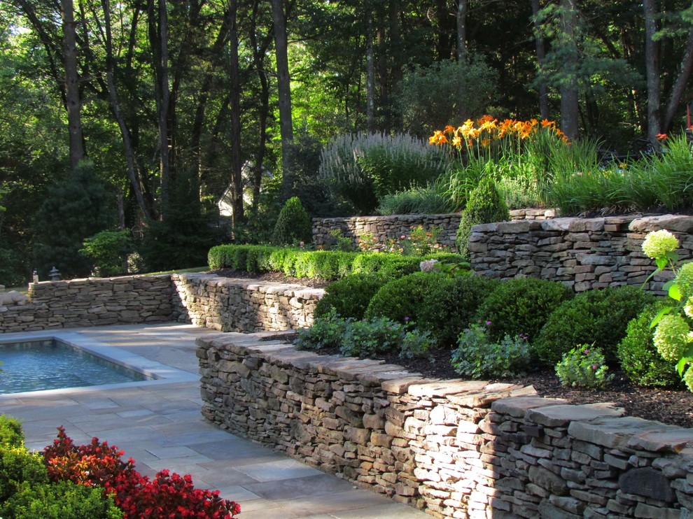 Design ideas for a traditional backyard stone landscaping in New York.