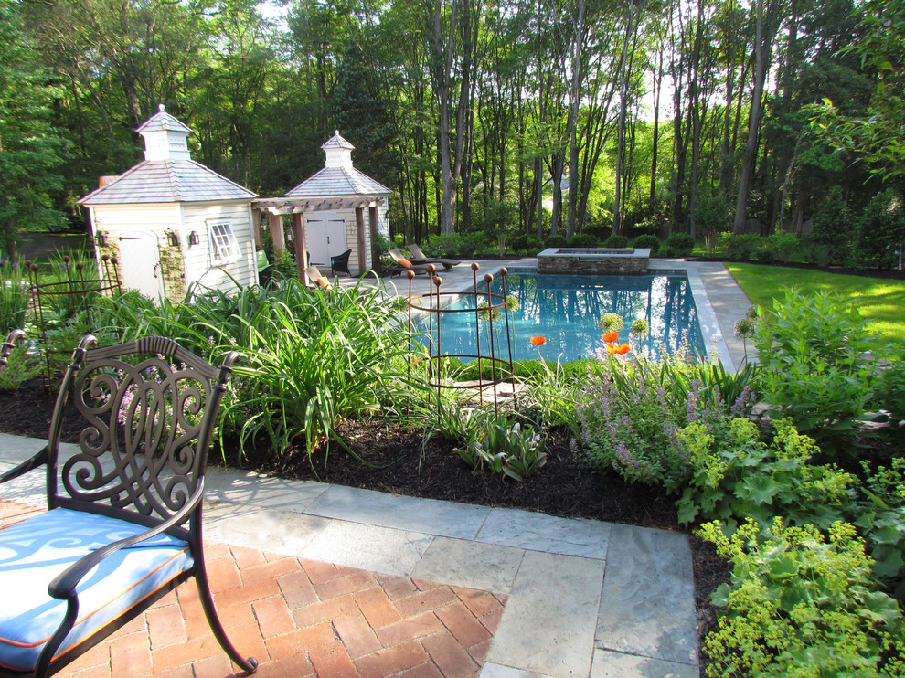 На фото: участок и сад на заднем дворе в классическом стиле с мощением клинкерной брусчаткой