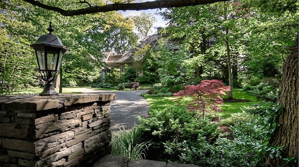 Inspiration for a large traditional front yard concrete paver driveway in Toronto.