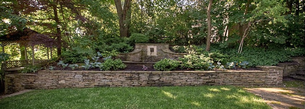 Cette photo montre un grand jardin arrière chic avec des pavés en béton.