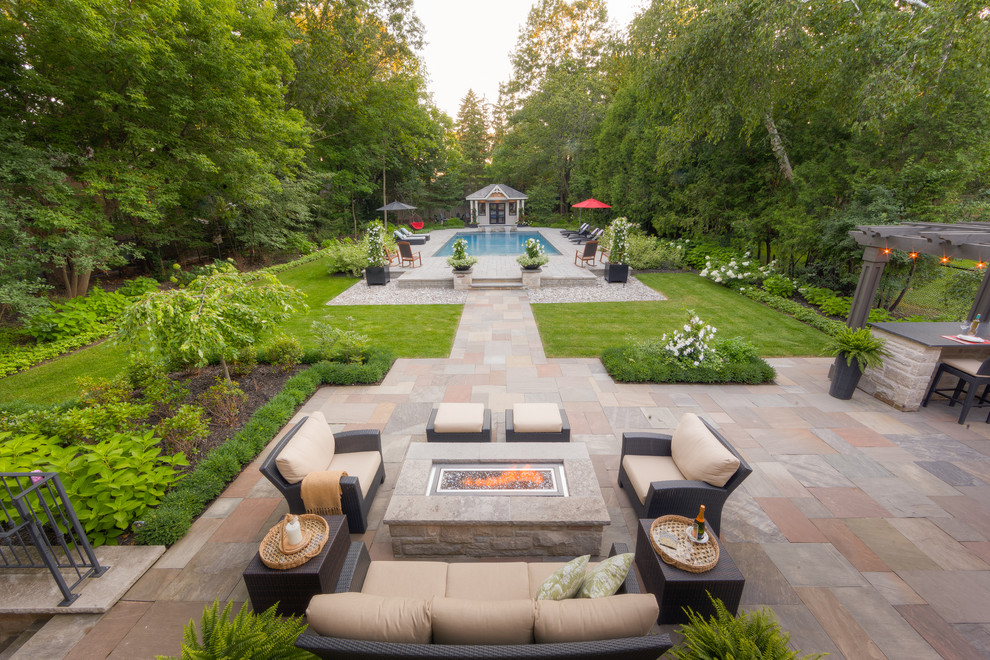 Свежая идея для дизайна: большой регулярный сад на заднем дворе в классическом стиле с местом для костра и покрытием из каменной брусчатки - отличное фото интерьера