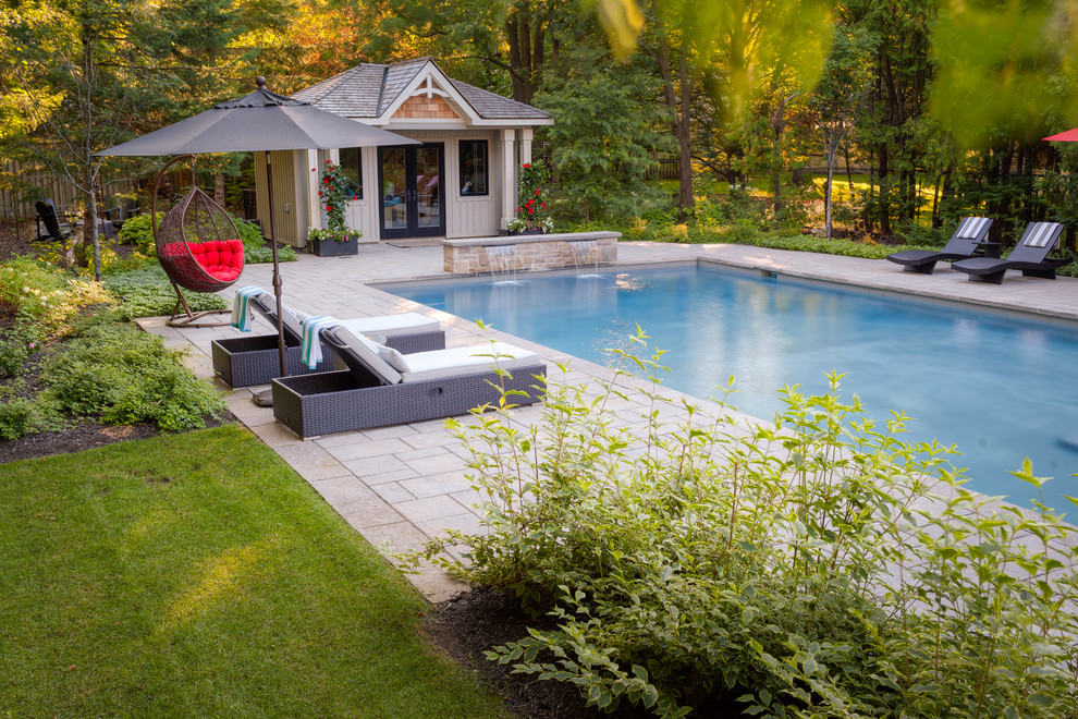 Стильный дизайн: большой участок и сад на заднем дворе в классическом стиле с мощением тротуарной плиткой - последний тренд