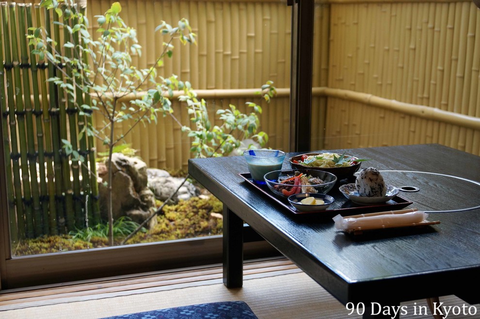 Diseño de jardín de estilo zen pequeño en patio con fuente y exposición parcial al sol