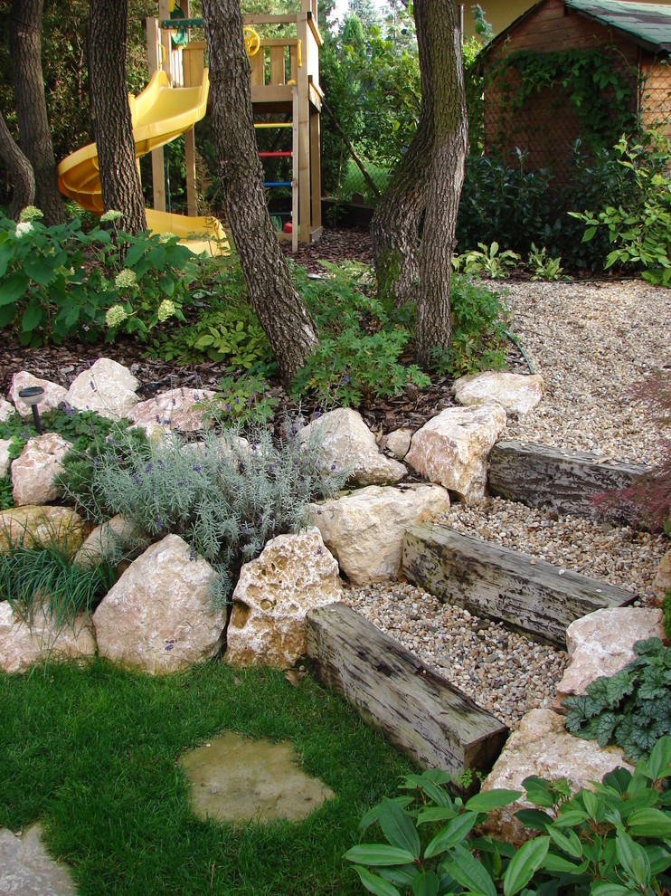 Источник вдохновения для домашнего уюта: участок и сад на склоне в стиле неоклассика (современная классика) с покрытием из гравия