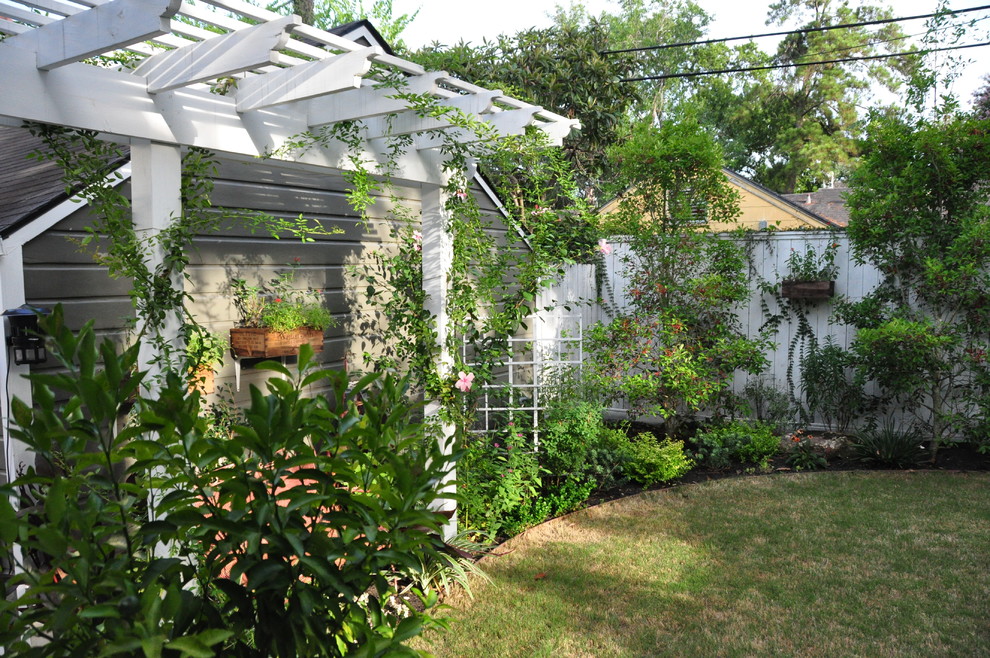 Design ideas for an eclectic landscaping in Houston.