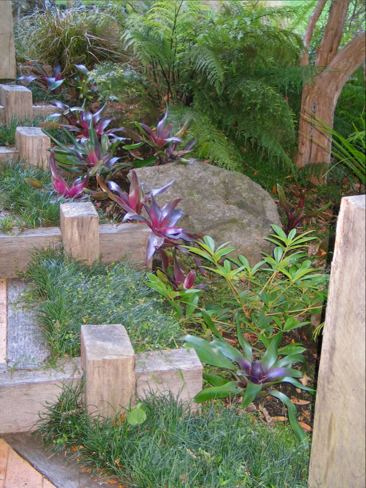 Foto di un giardino etnico esposto a mezz'ombra di medie dimensioni in estate con un pendio, una collina o una riva e pavimentazioni in mattoni