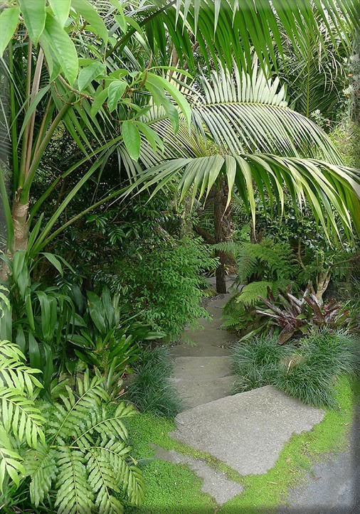 Réalisation d'un très grand jardin arrière asiatique avec une exposition partiellement ombragée et des pavés en pierre naturelle.