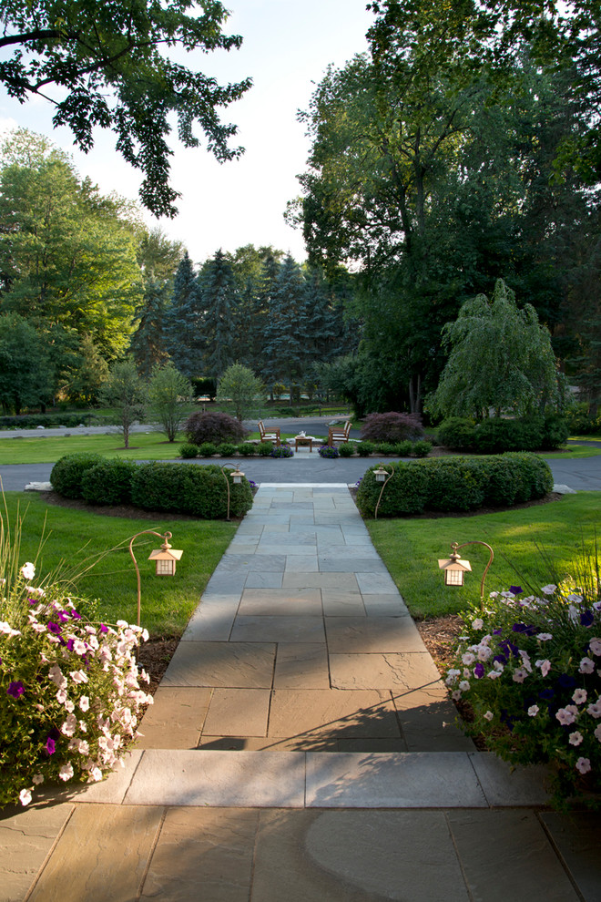 Esempio di un giardino chic con pavimentazioni in pietra naturale