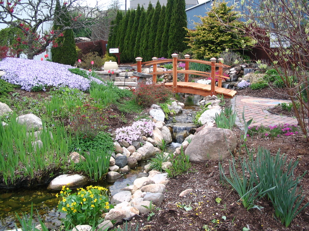 Inspiration for a large traditional garden in Bridgeport with a water feature and mulch.