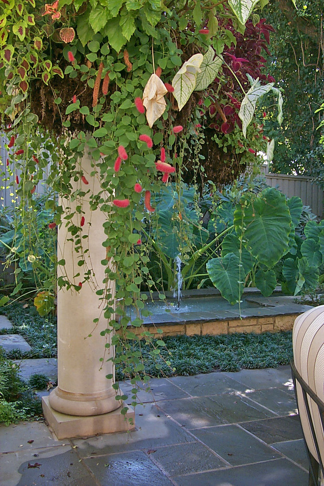Свежая идея для дизайна: участок и сад на переднем дворе в стиле неоклассика (современная классика) - отличное фото интерьера