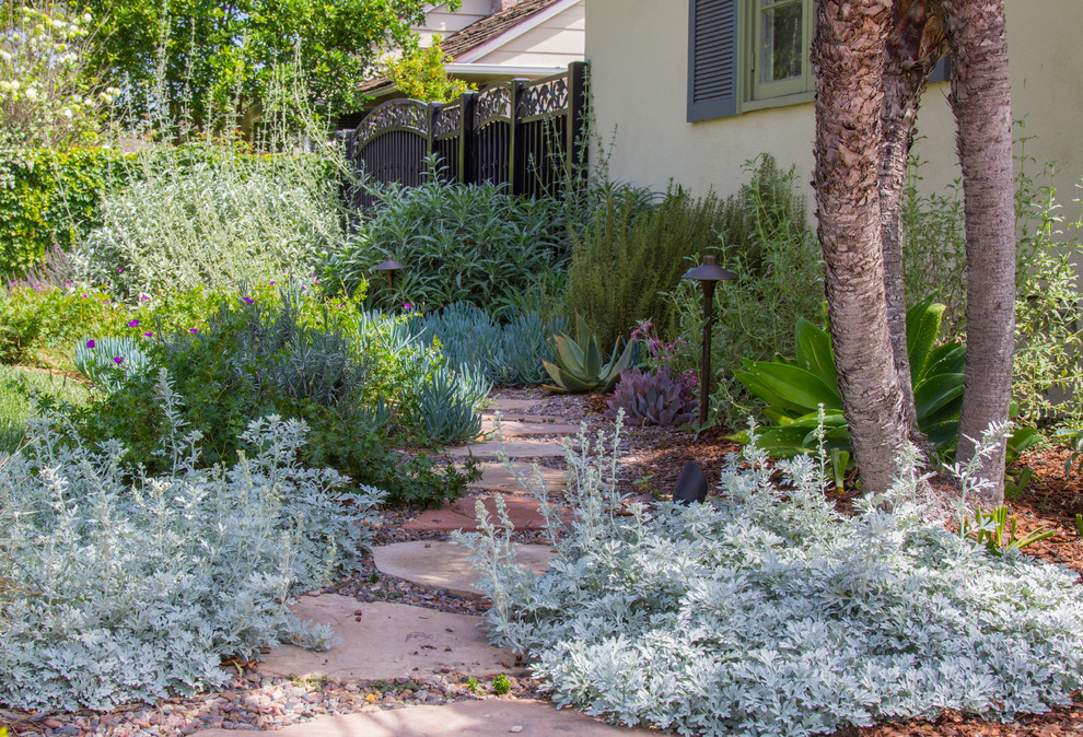 Imagen de camino de jardín mediterráneo de tamaño medio en patio delantero con exposición total al sol y adoquines de piedra natural
