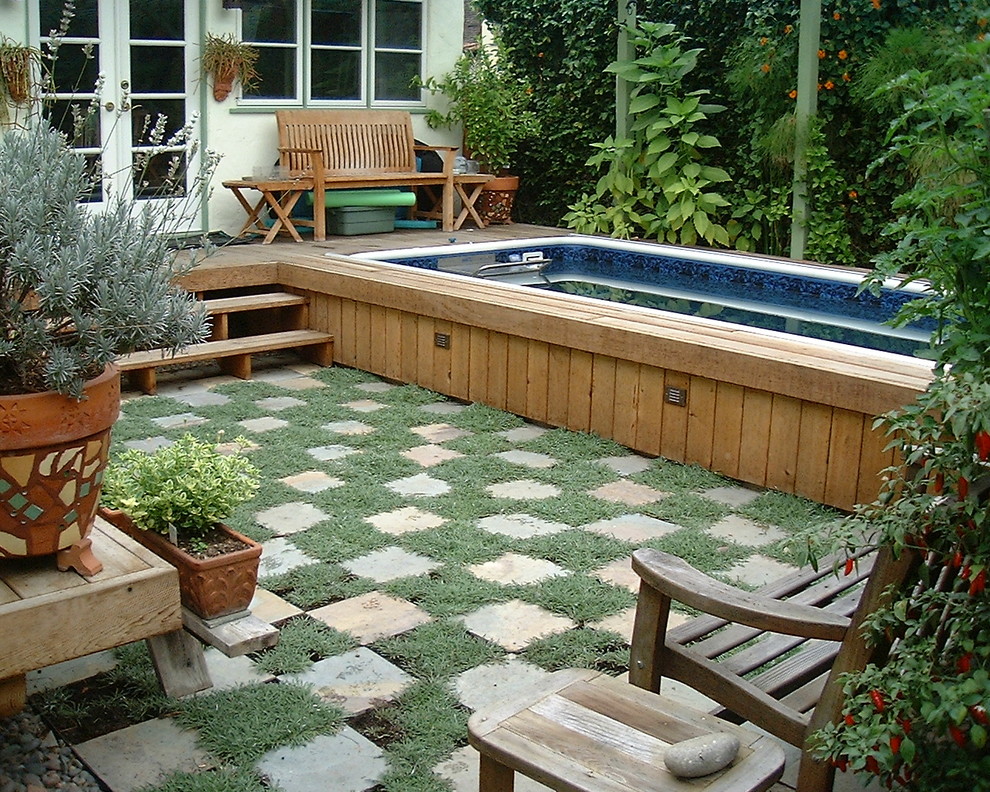 Идея дизайна: участок и сад на заднем дворе в современном стиле с настилом