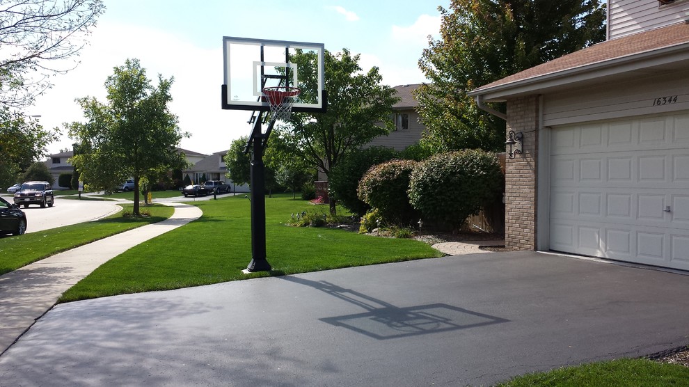 This is an example of a large traditional partial sun front yard outdoor sport court in Chicago.