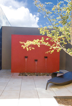 На фото: садовый фонтан среднего размера в современном стиле с полуденной тенью с