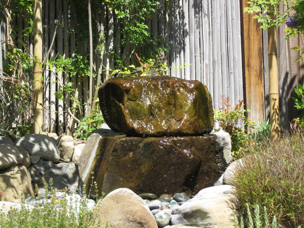 Halbschattiger, Großer, Geometrischer Asiatischer Garten im Sommer mit Wasserspiel in Los Angeles
