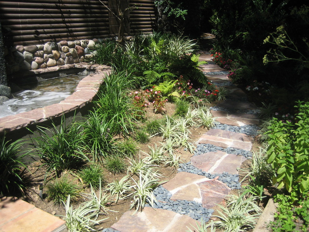 Geometrischer, Kleiner, Halbschattiger Asiatischer Vorgarten im Frühling mit Wasserspiel und Natursteinplatten in Los Angeles