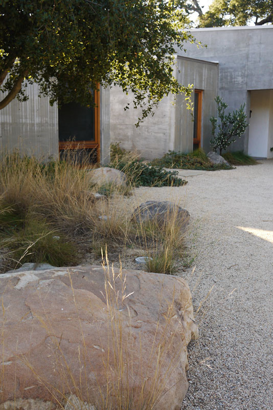 Ispirazione per un giardino xeriscape mediterraneo di medie dimensioni e davanti casa con pavimentazioni in pietra naturale