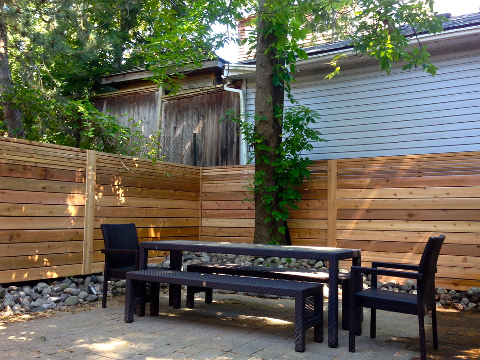 Idée de décoration pour un jardin minimaliste avec une terrasse en bois.