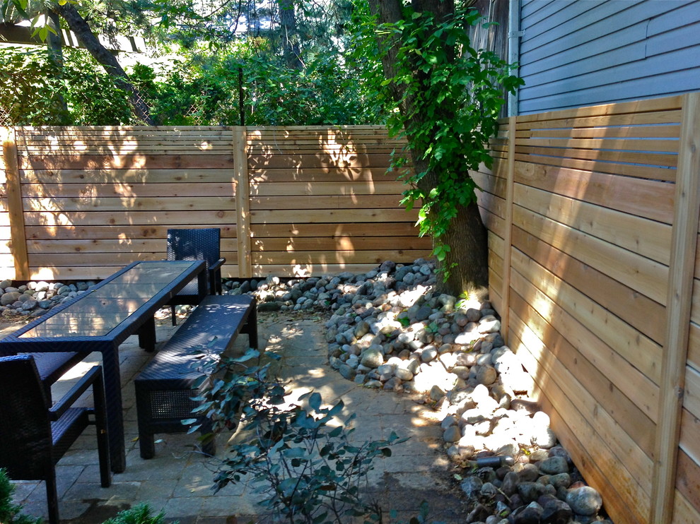 Exemple d'un jardin moderne avec une terrasse en bois.