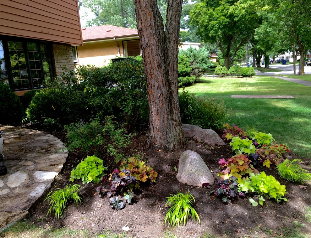 Geometrischer, Mittelgroßer, Halbschattiger Klassischer Garten im Frühling mit Natursteinplatten in Chicago
