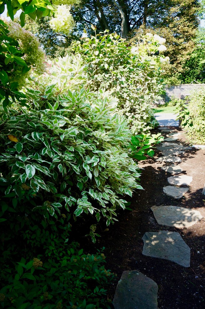 Geometrischer, Mittelgroßer, Halbschattiger Klassischer Gartenweg im Sommer, hinter dem Haus mit Pflastersteinen in Boston