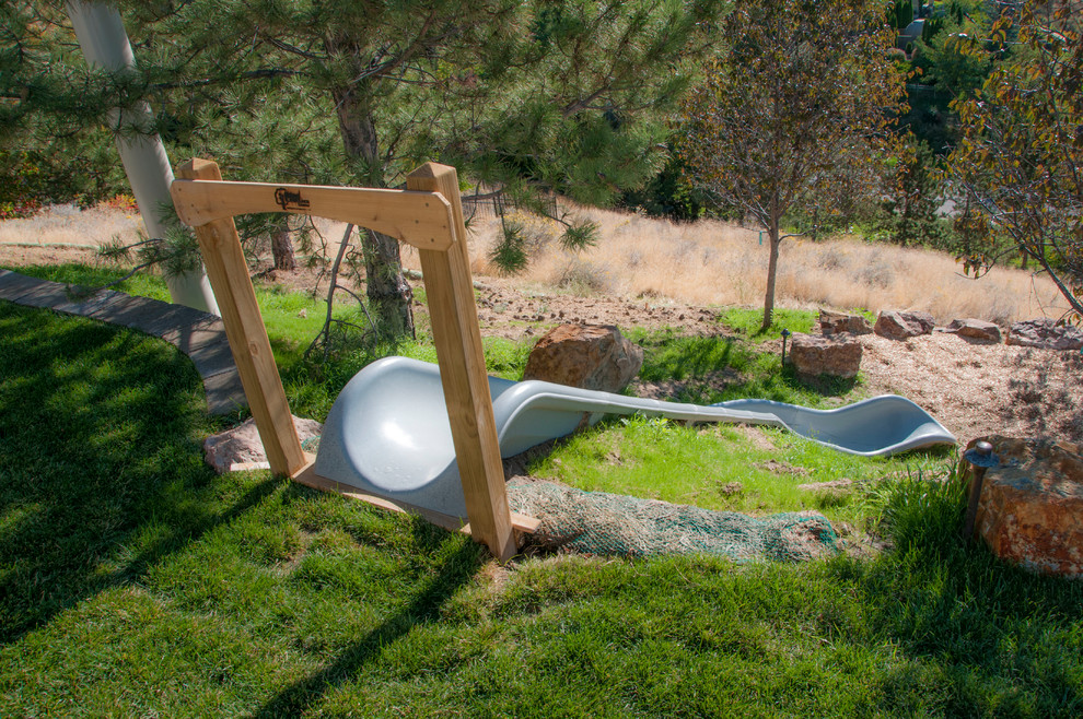 Ejemplo de jardín minimalista grande en verano en patio trasero con exposición total al sol y adoquines de piedra natural
